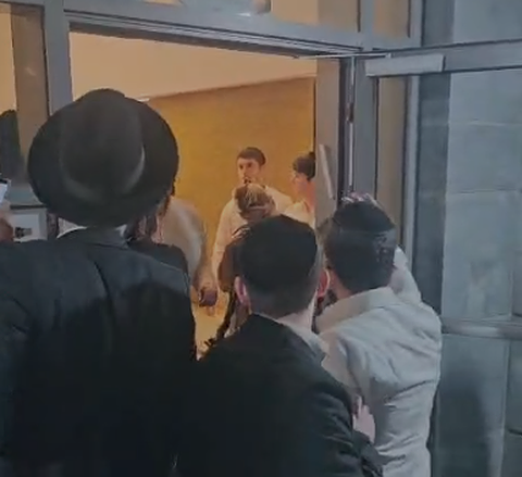 מפגינים חרדים מנסים לפרוץ לבניין במודיעין