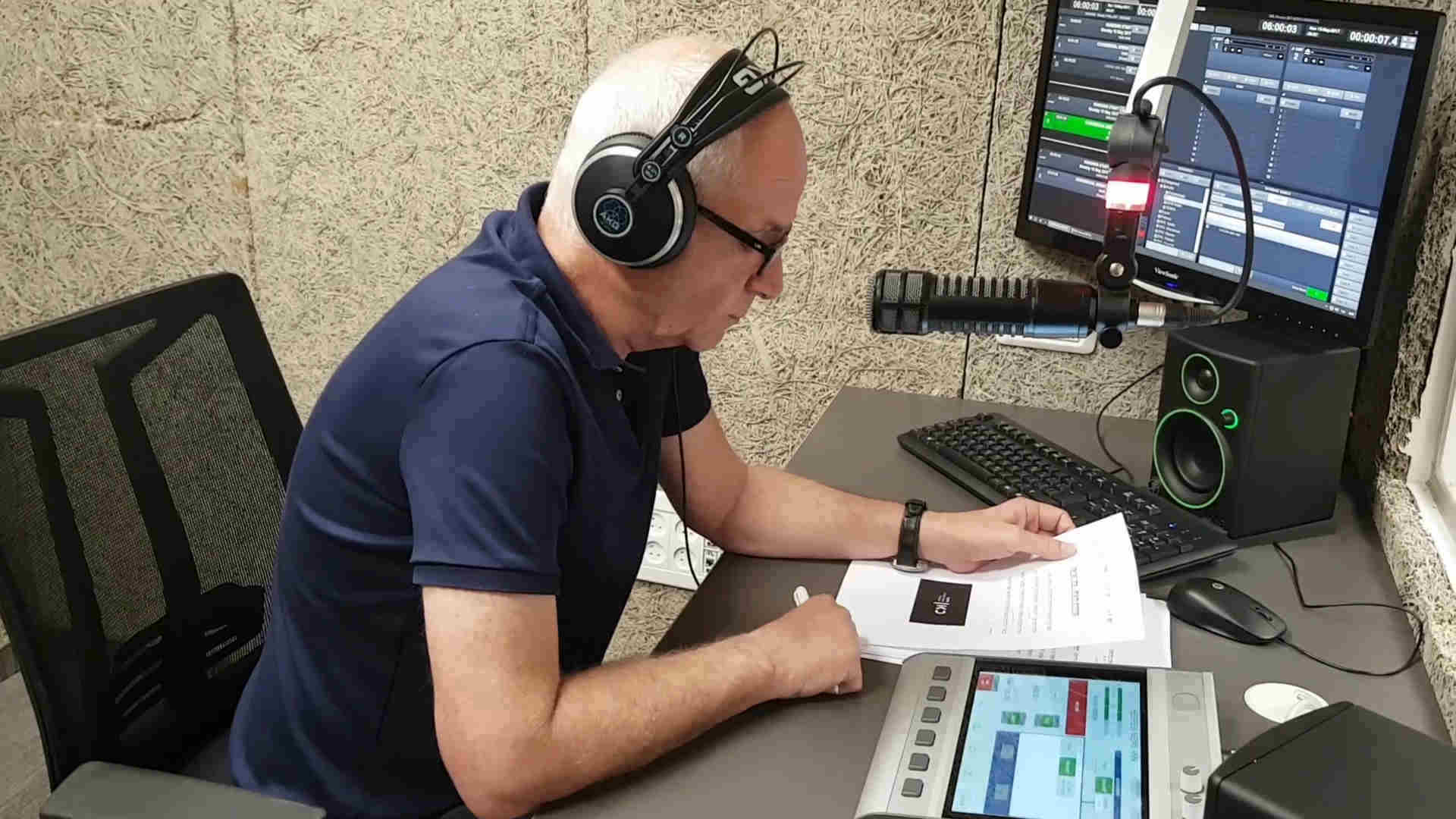 מלאכי חזקיה מגיש את מהדורת החדשות הראשונה של כאן