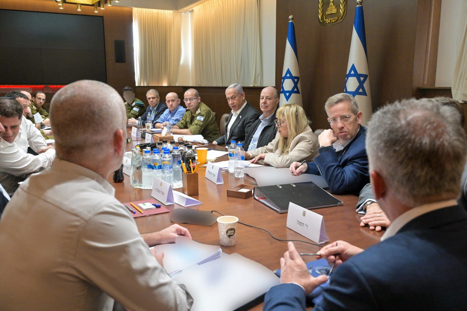 תמונה מהדיון לפני הקבינט עם הצוות ששב מדוחא