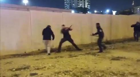 תיעוד: שוטרים מכים מפגינים באלות במחאה למען שחרורו של המורשע ברצח משפחת דוואבשה