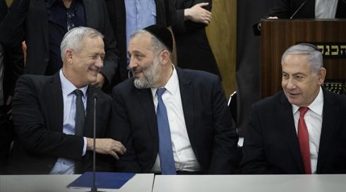 זה לא גנץ וכחול לבן שמטרידים את נתניהו  – אלו החרדים