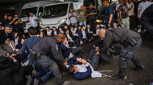 בהפתעה: חרדים קיצונים החלו לחסום את מחלף גן יבנה