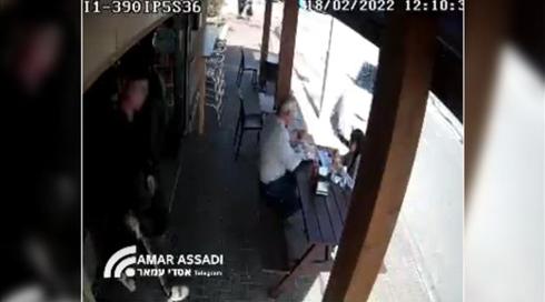 פצועה בינוני בהתנגשות רכב בשולחן מחוץ למסעדה בנתניה