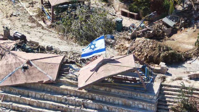 דגל ישראל מונף במארון א-רס בדרום לבנון