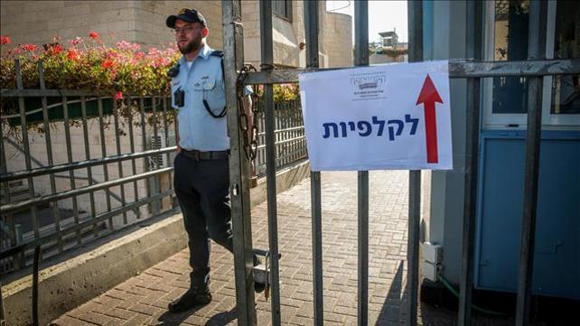 קלפי בחירות משטרה שוטרים זיוף הצבעה קלפיות אבטחה