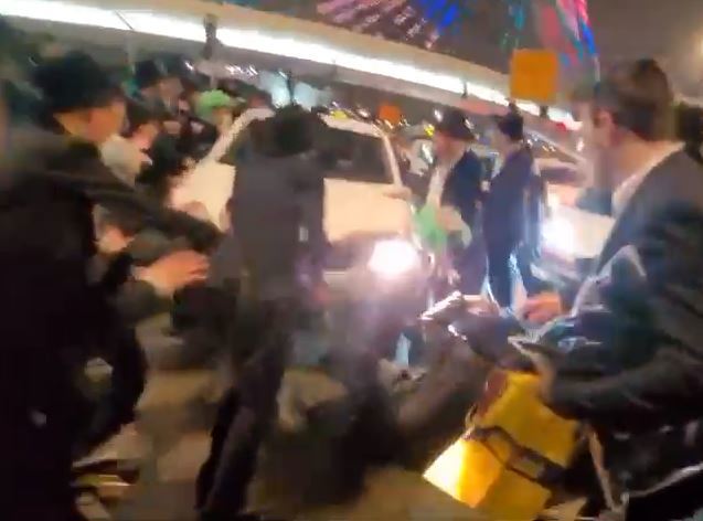תיעוד דריסת המפגינים נגד חוק הגיוס סמוך לגשר המיתרים