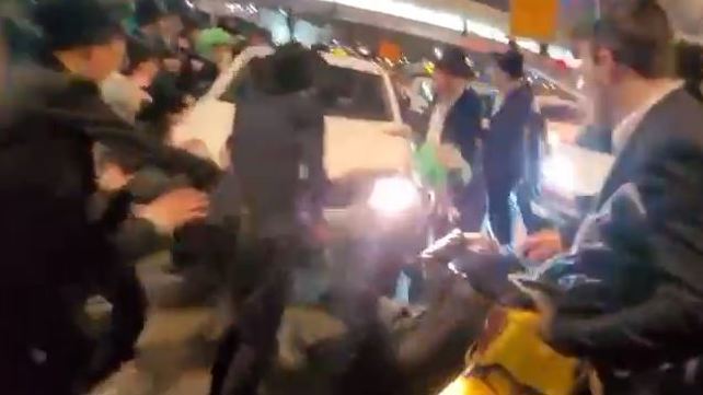 תיעוד דריסת המפגינים נגד חוק הגיוס סמוך לגשר המיתרים