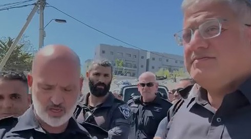 מפקד המחוז התגאה בפני בן גביר בפענוח רצח, אך החשודים שוחררו