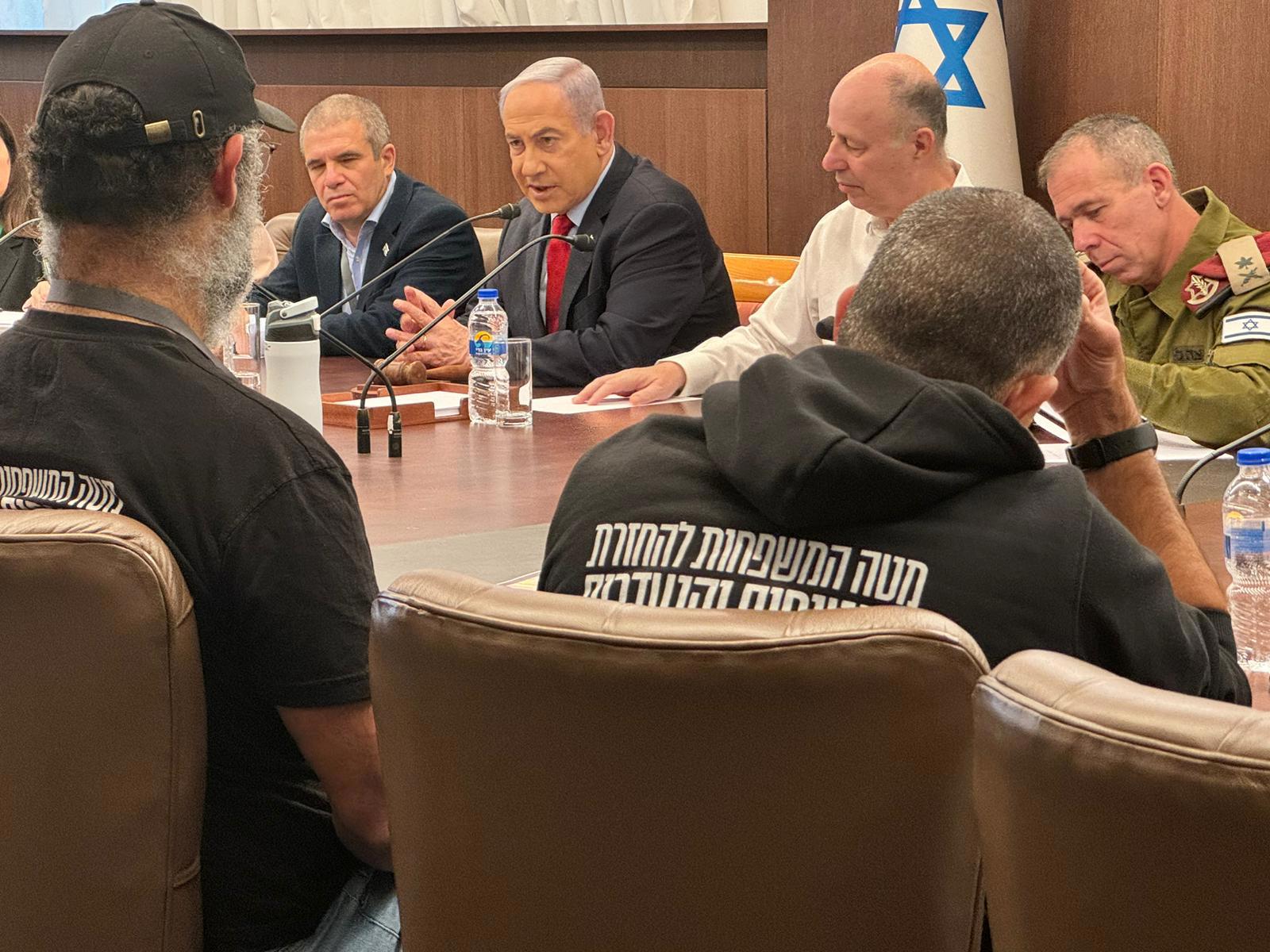 ראש הממשלה בנימין נתניהו נפגש עם נציגי משפחות חטופים