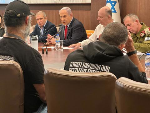 ראש הממשלה בנימין נתניהו נפגש עם נציגי משפחות חטופים