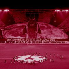 אוהדי דורטמונד במחווה לשחקנה באצטדיון