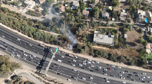 בפעם הרביעית בשבוע האחרון: רכב עלה באש בכביש 1, האש מתפשטת לכיוון היישוב שואבה