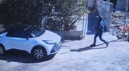 ניסה להיכנס לגן ילדים, חיפש אנשים ברחוב: תיעוד המחבל מחדרה - לפני הפיגוע