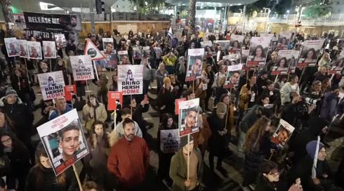 "הם זועקים: 'נתניהו, תציל את החיים שלנו'": משפחות חטופים קיימו עצרת בת"א בקריאה לעסקה לשחרורם