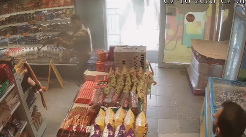 עובד החנות שהתחבא במקרר וניצל מהטבח: "חשבתי שזה נגמר"