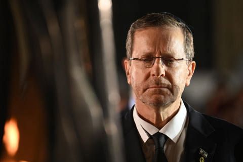 נשיא המדינה יצחק הרצוג, בטקס יום הזיכרון לחללי מערכות ישראל בבגד קרוע, כסמל לאבל בעם