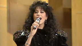 עפרה חזה. 1988