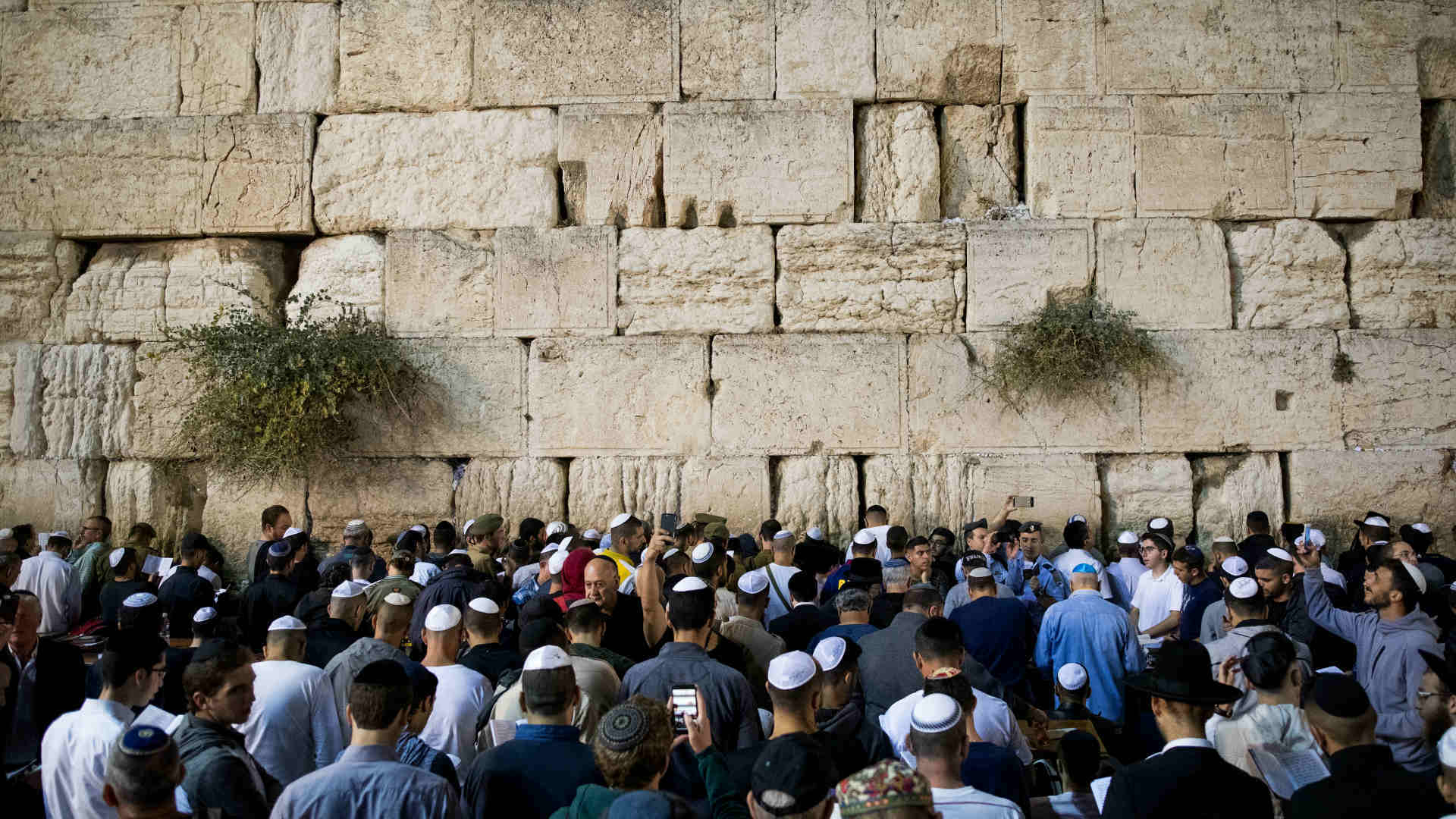 מתפללים בארוע סליחות בכותל המערבי, אמש