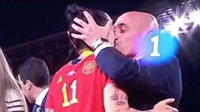 הנשיקה של נשיא התאחדות הכדורגל עם החלוצה