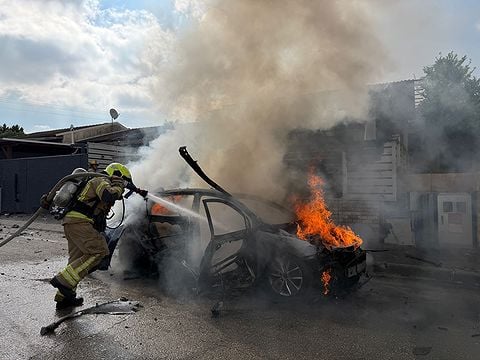 לוחם אש פועל לכיבוי שריפת הרכב שהתפוצץ