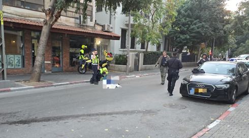 גבר נפצע קשה בפיגוע דקירה בתל אביב, המחבל חוסל