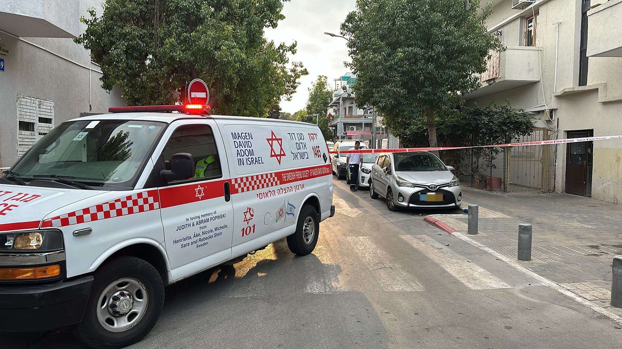 אמבולנס ליד מקום האירוע ברח' חזיקהו המלך