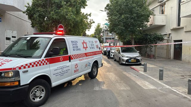 אמבולנס ליד מקום האירוע ברח' חזיקהו המלך