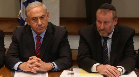 פרסום ראשון: מנדלבליט זומן לדיון מיוחד בכנסת על חקירות נתניהו