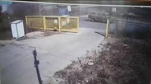 תיעוד: רכב ה"זאב" ממשיך בנסיעה אחרי פגיעת הרקטה