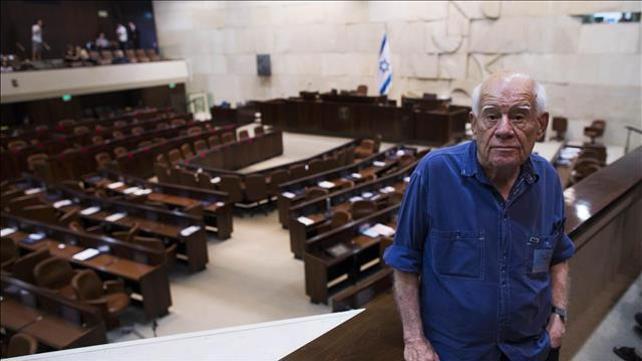 הפסל והצייר דני קרוון