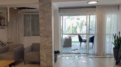 בית משפחת סעדה בעכו נפגע מרסיסים: "ארון הנעליים הציל את חיינו"