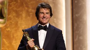 קרוז עם הפסלון הנחשק בטקס "אוסקר המושלים" בלוס אנג'לס, הלילה