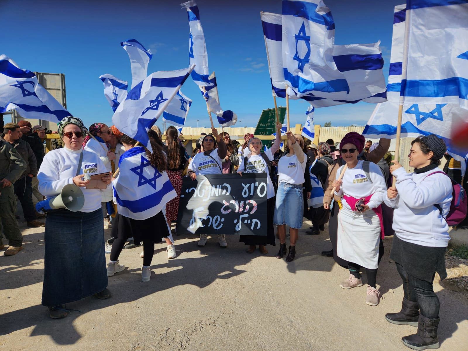 הפגנה מפגינים חוסמים את כרם שלום