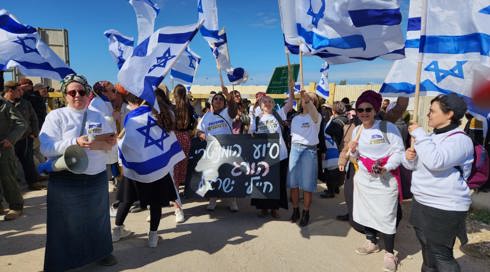 מפגינים חסמו את מעבר כרם שלום - רק תשע משאיות נכנסו לרצועה
