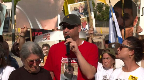 "הם שורדים שם - ואנחנו גלגל ההצלה שלהם": זעקת המשפחות ביום ה-700 לשבי