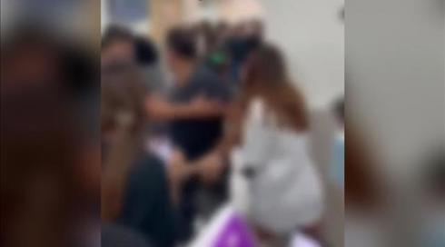 תיעוד: קטטה בין הורה לתלמידים שהציקו לבתו