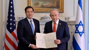 ראש הממשלה בנימין נתניהו ושר החוץ האמריקני מרקו רוביו בחתימה על הצטרפות נתניהו למועצת השלום