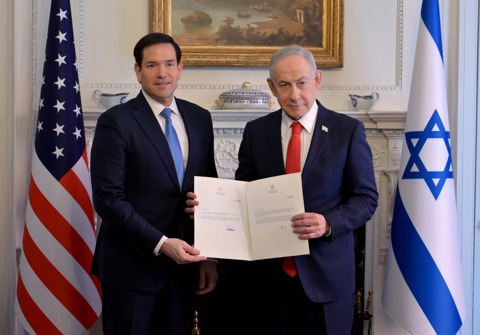 ראש הממשלה בנימין נתניהו ושר החוץ האמריקני מרקו רוביו בחתימה על הצטרפות נתניהו למועצת השלום