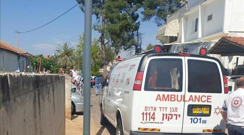 גבר דקר שוטר בראש העין ונורה למוות