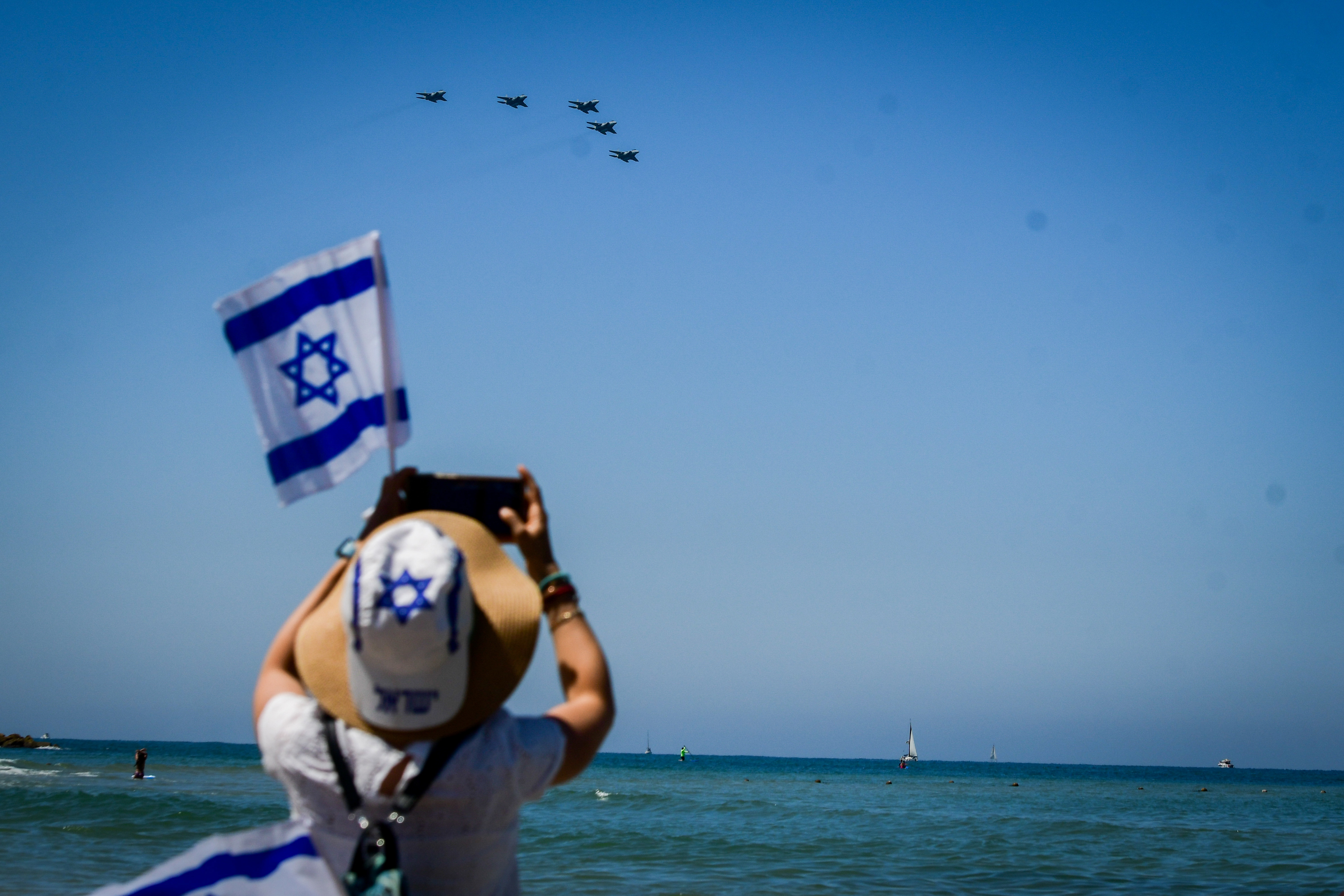אנשים בחוף בתל אביב ביום העצמאות, אפריל 2023