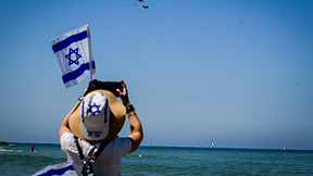 אנשים בחוף בתל אביב ביום העצמאות, אפריל 2023