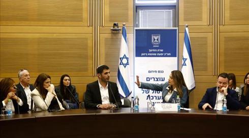 עימות בין שרת החינוך לחבר הכנסת קרעי: מהומה בכנס נגד אבי מעוז