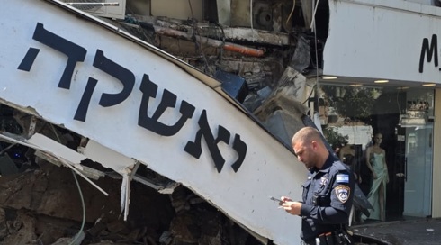 מרפסת קרסה מעל מסעדה מוכרת בת"א, אין נפגעים