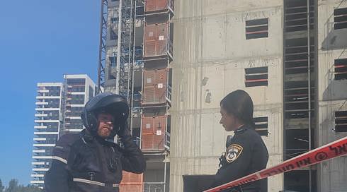 שני פועלים נפלו אל מותם באתר בנייה בבת ים, המשטרה חוקרת