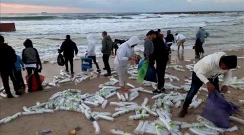הטירוף בחוף אשקלון: "אלוהים שלח לנו מכולה של חד-פעמי"