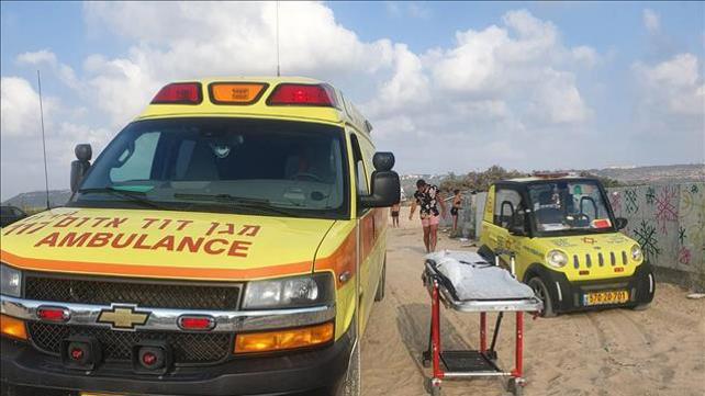 צוות מד"א מגיע למקרה טביעה בחוף מעיין צבי 24.07.21