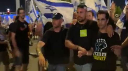 אביב גפן עוכב בידי המשטרה בהפגנה בת"א
