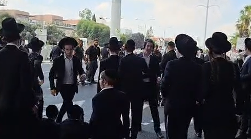 מפגינים חרדים על כביש 4