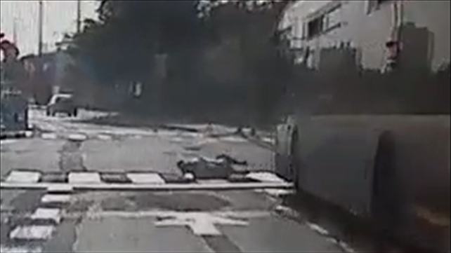 אמא מצילה את בנה ביפו 