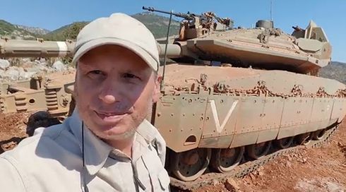 אין גבולות: כתב חיזבאללה במרחק נגיעה מטנק צה"לי